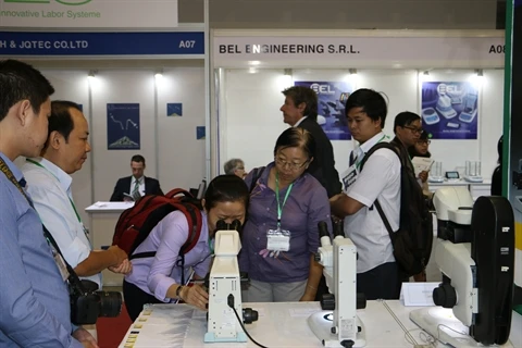 Des visiteurs lors de l’exposition sur les produits et solutions en matière de technologies d’analyse - Analytica 2015. 
